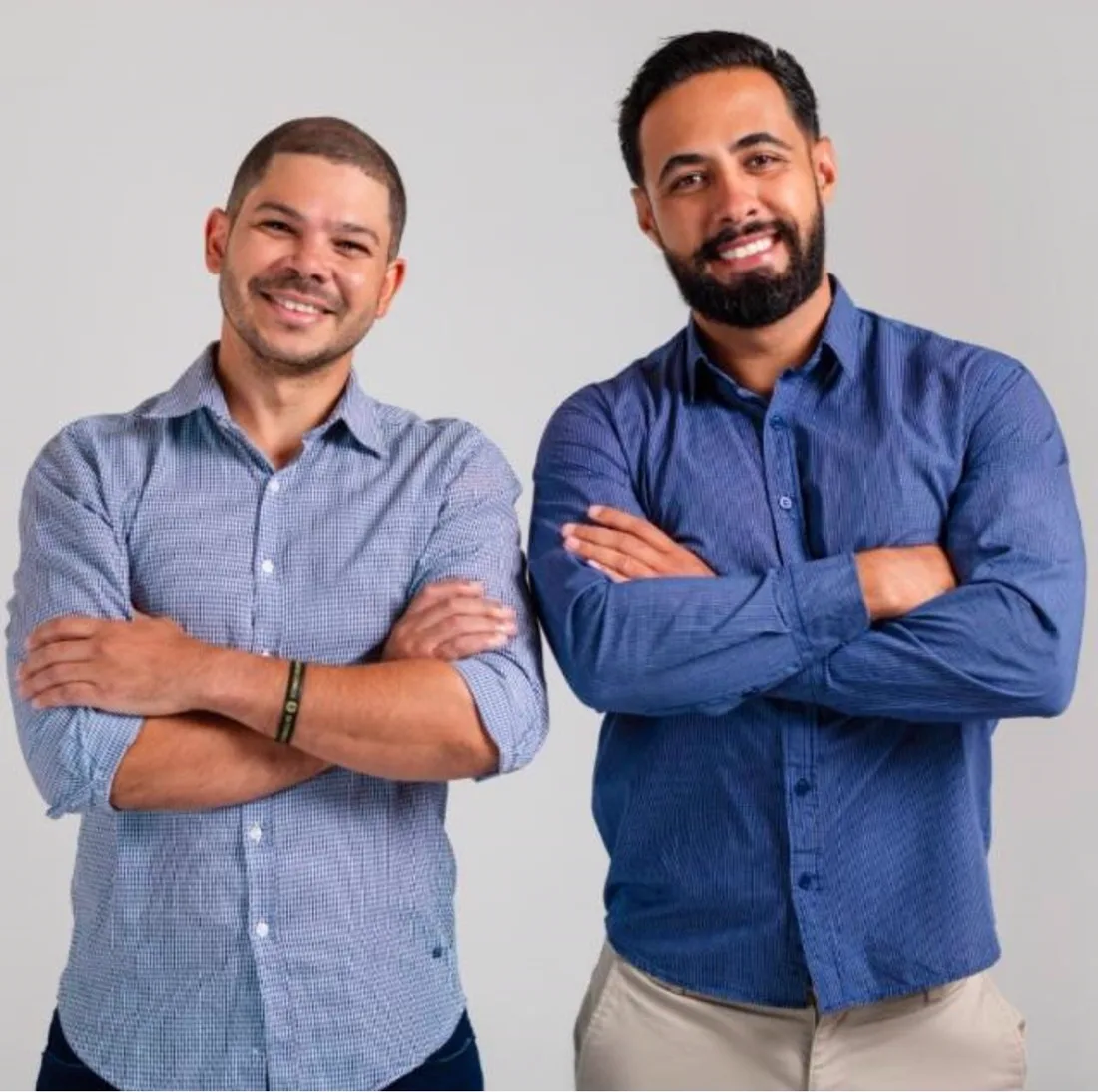 James Martins e Fernando Nielsen, fundadores da Advantgard, lado a lado e sorrindo